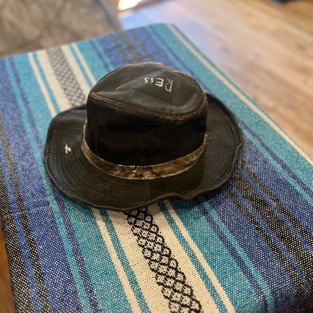 Real tree leather hat size medium in used condition